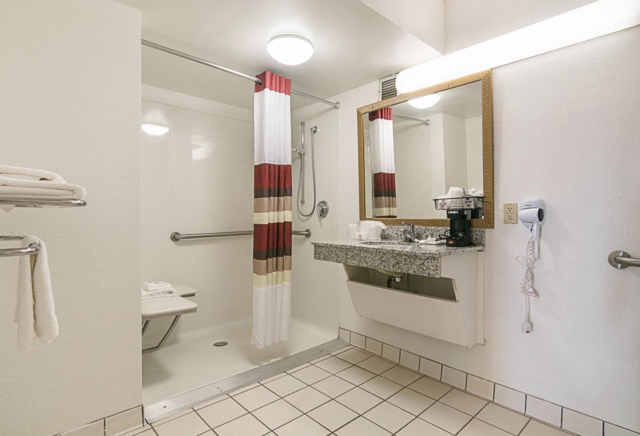 Red Roof Inn Форсайт Екстериор снимка