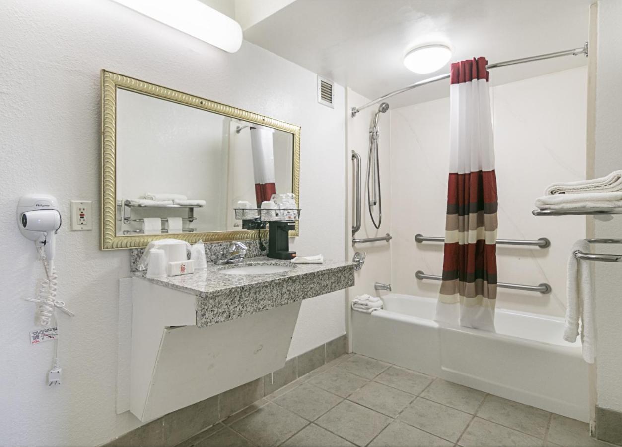 Red Roof Inn Форсайт Екстериор снимка