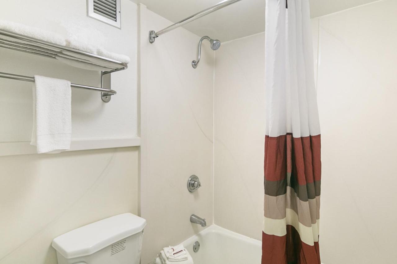 Red Roof Inn Форсайт Екстериор снимка