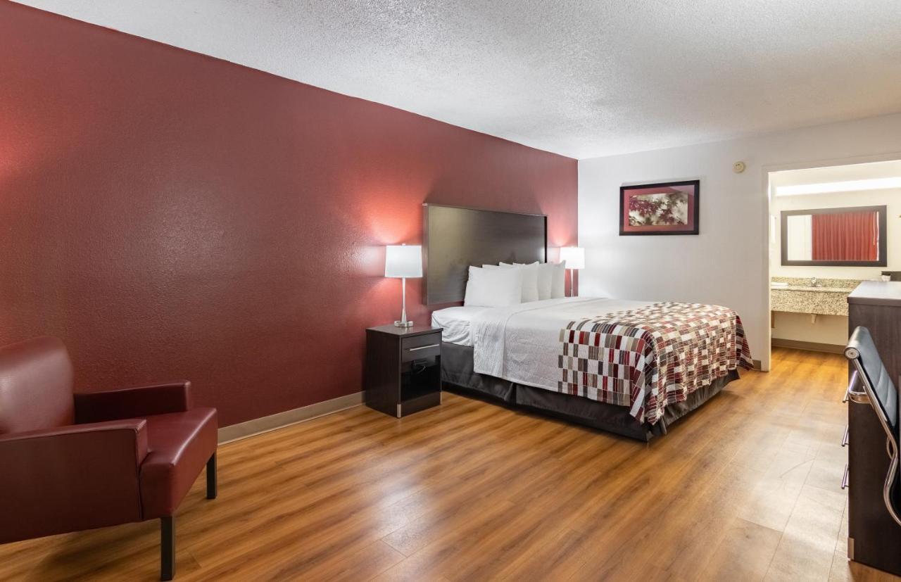 Red Roof Inn Форсайт Екстериор снимка