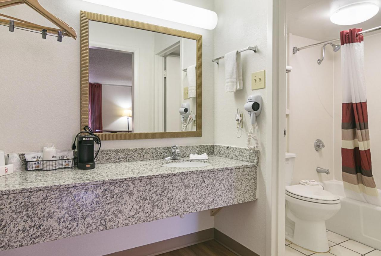 Red Roof Inn Форсайт Екстериор снимка