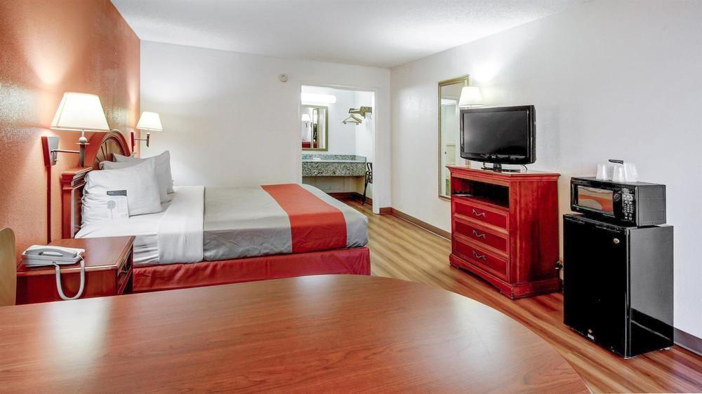 Red Roof Inn Форсайт Екстериор снимка