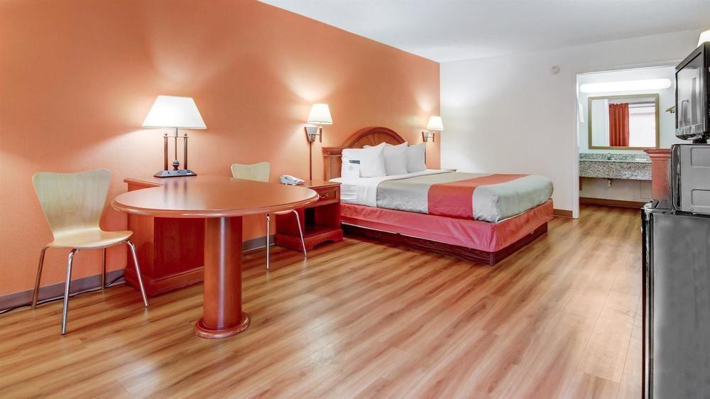 Red Roof Inn Форсайт Екстериор снимка