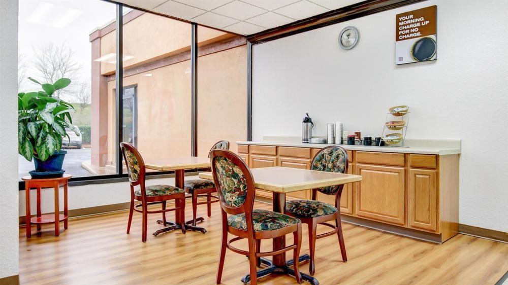 Red Roof Inn Форсайт Екстериор снимка