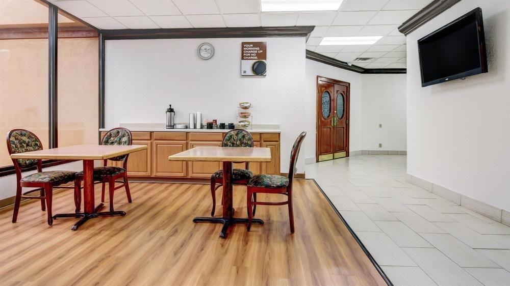 Red Roof Inn Форсайт Екстериор снимка