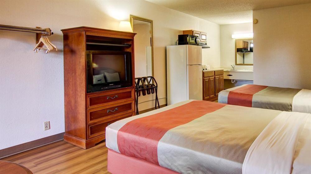 Red Roof Inn Форсайт Екстериор снимка